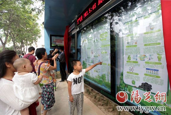 市民通過(guò)環(huán)保智慧信息平臺(tái)可以了解到很多關(guān)于環(huán)保方面的小知識(shí),實(shí)時(shí)查詢空氣質(zhì)量等。