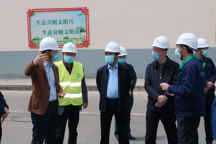 西安市生態(tài)環(huán)境局局長劉軍一行到省危廢處置中心考察調(diào)研.jpg