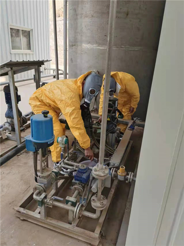 環(huán)保公司 3 蒙建麒帶領職工檢修氨水泵.jpg