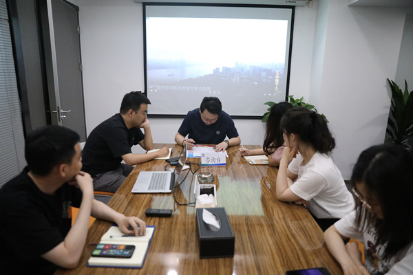 16554318708085318nWH.jpg 圖1:開(kāi)展安全宣傳咨詢_副本.jpg