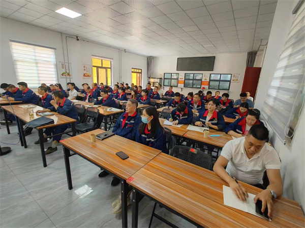 1655776534635517wiGK.jpg 鼎豐公司專題傳達集團黨委(擴大)會暨理論學習中心組學習會議精神 (1).jpg