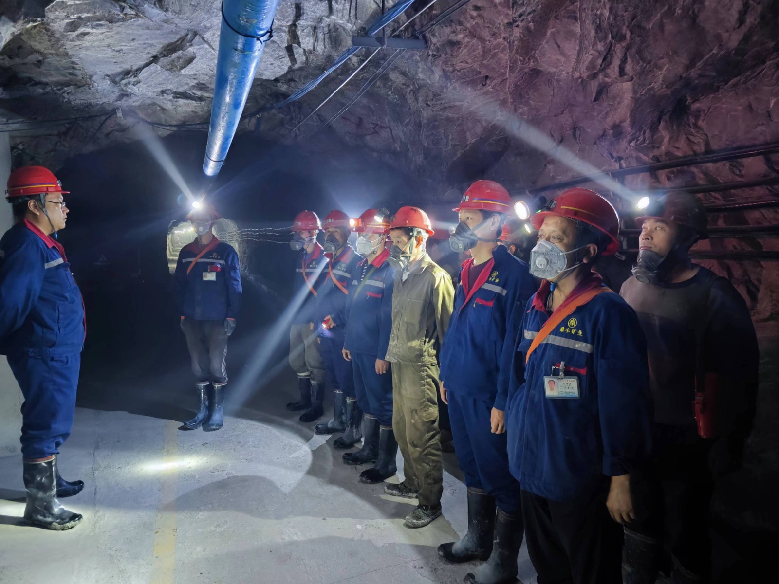 16921525732207360gOb.jpg 鼎豐礦業公司開展暴雨預警井下撤離演練.jpg