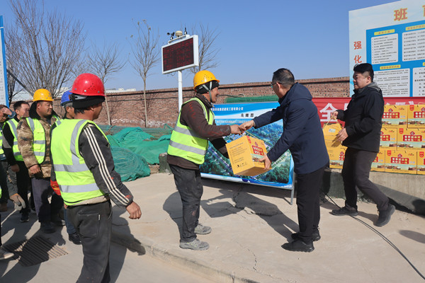 1737515588904365USMc.jpg 陜西環(huán)保集團(tuán)工會開展2024年度冬季送溫暖慰問活動_副本.jpg