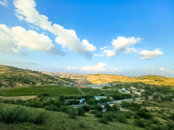 1757641095243654qzwO.jpg 填埋場(chǎng)經(jīng)過(guò)綠化后,植被長(zhǎng)勢(shì)喜人,綠色的場(chǎng)站與清澈的藍(lán)天相呼應(yīng)。_副本.jpg