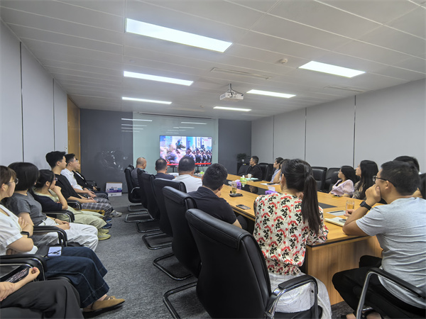 1767579185951898Q9Sf.jpg 中蓉圣泰公司大會議室觀看9.3閱兵(1).jpg